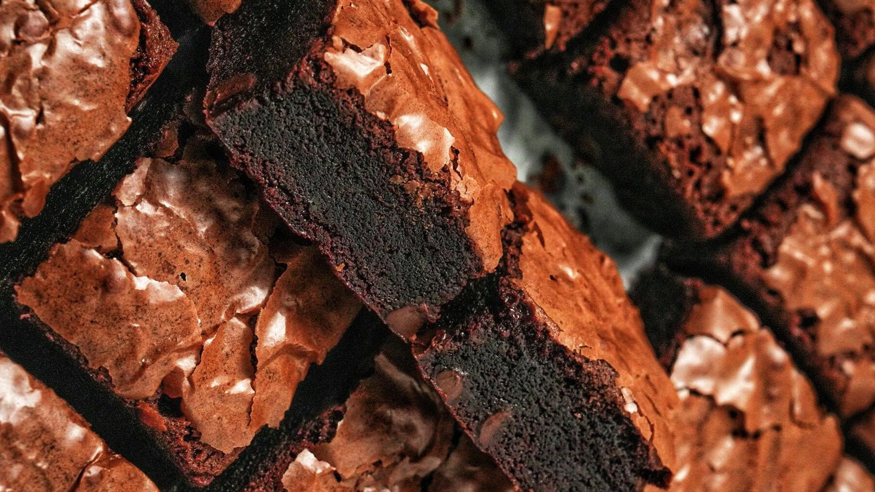 Brownies recém-cortados vistos de cima